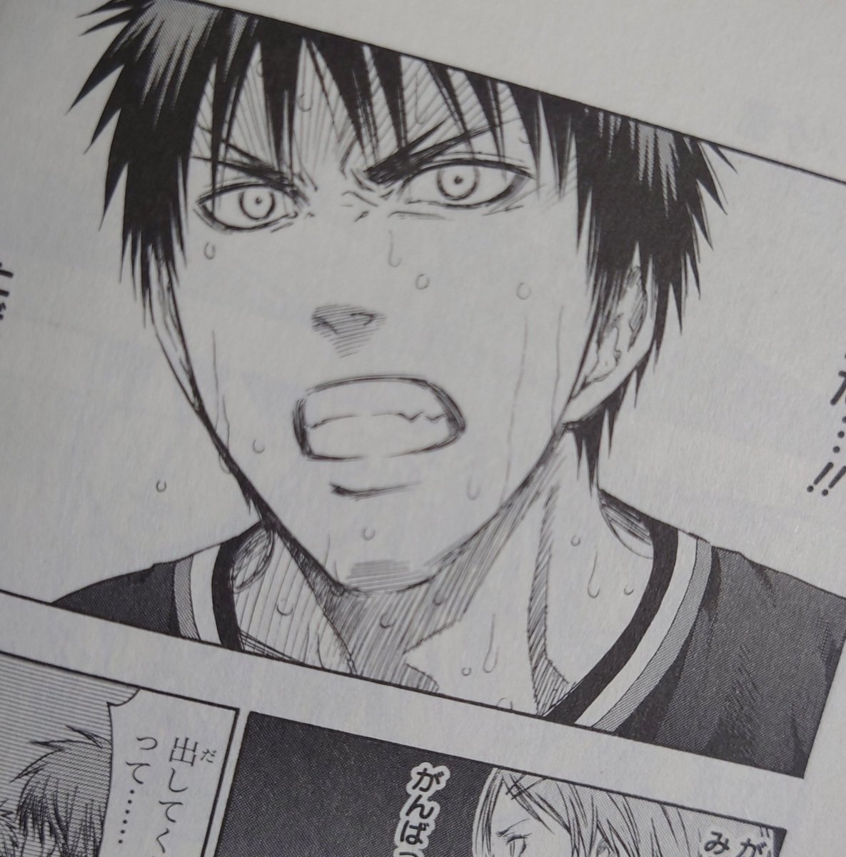 黒バスはおそらくせんせ〜の癖か表情の表現なんだと思うけどツリ目だけど目尻下がってるなみたいなことがたまにあって、なんか好き 