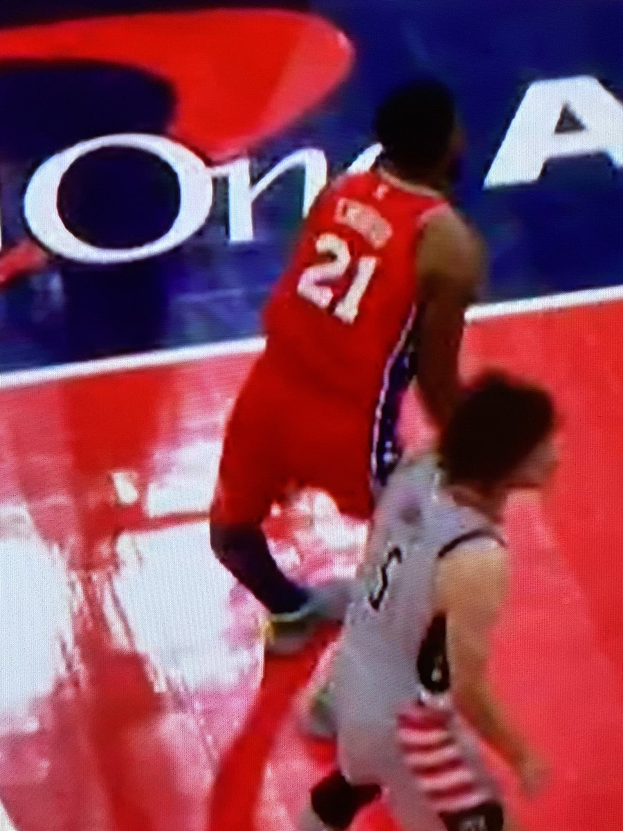 davefrommtairy's tweet photo. @PompeyOnSixers Knees are not supposed to bend that way. https://t.co/sElMWFVtR9