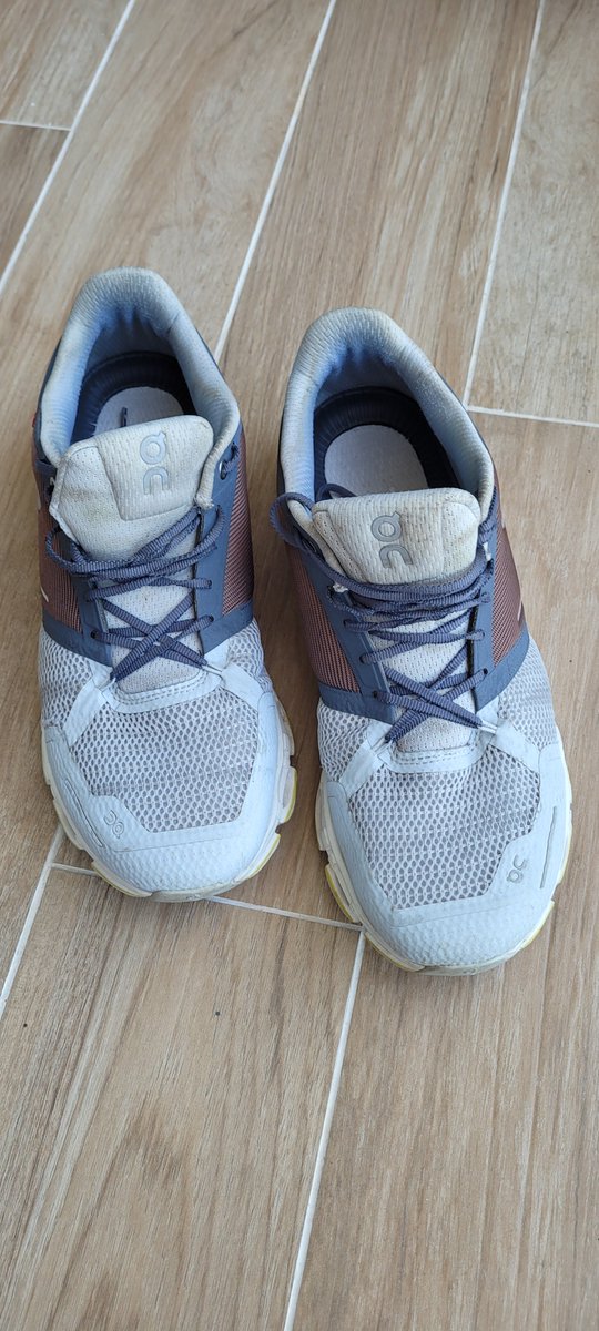 elgordano's tweet photo. Very disappointing that my #ONCloudFlyer running shoes are falling apart after just 6 months and 250 miles of road running.
Time to try something new. Welcome my #ASICSRUNNING GEL Kayano-26. https://t.co/zgbXM3ytix