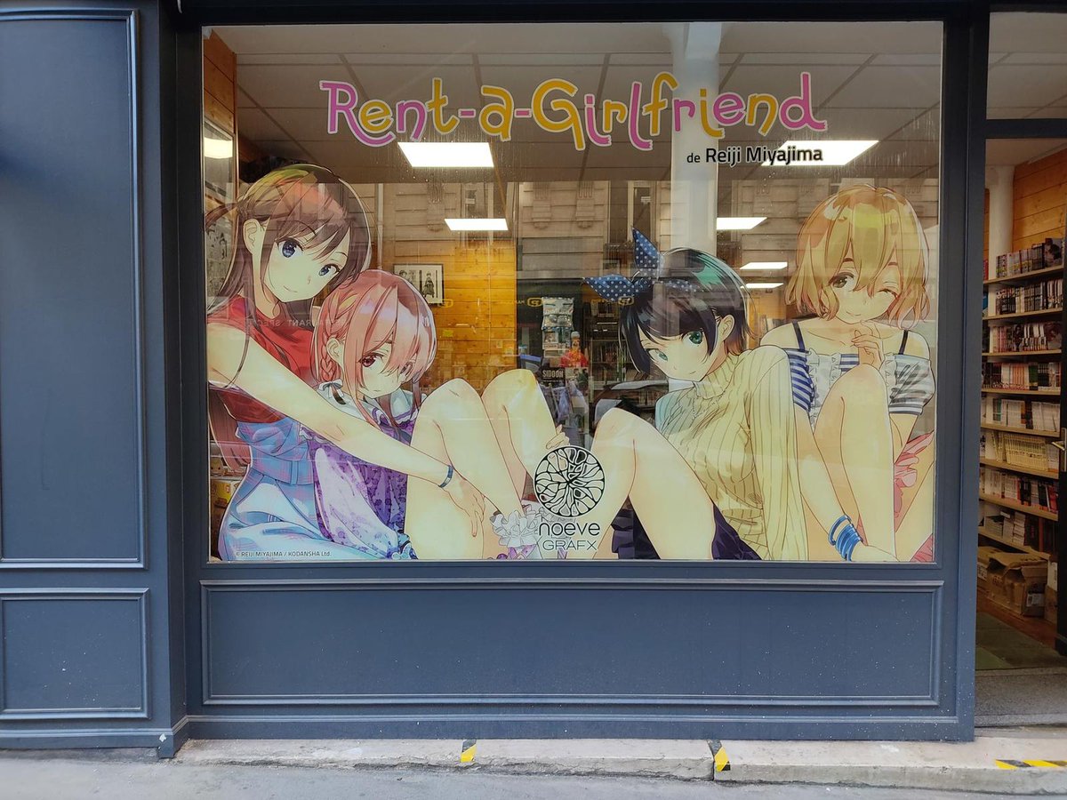animetrends's tweet photo. Una tienda en París adornó sus instalaciones para conmemorar la venta del manga escrito e ilustrado por Reiji Miyajima, "Kanojo, Okarishimasu (Rent A Girlfriend)", distribuido por Noeve Grafx. #かのかり https://t.co/tp2oc7OLlg