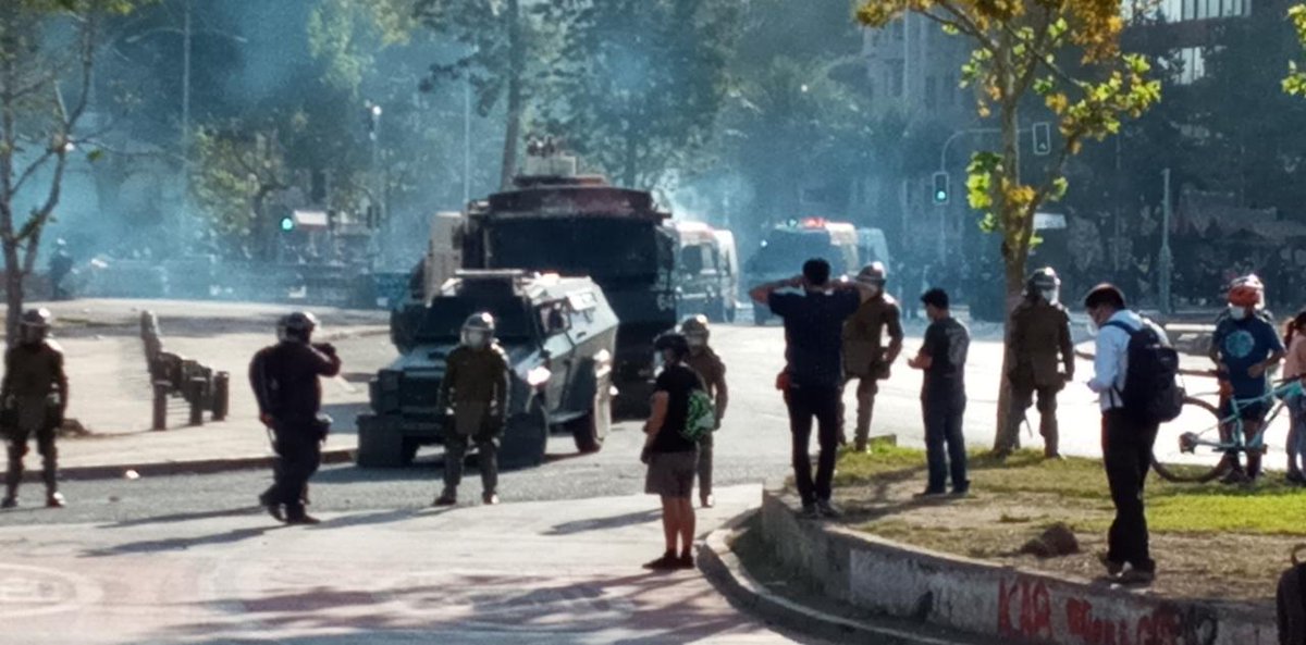 PiensaPrensa's tweet photo. Disculpennos señores diputados/as y senadores/as de "oposición" por molestar e interrumpir...
¿Se habrán enterado de la brutal violencia en contra de el derecho a la manifestación de hoy en Plaza de la Dignidad? https://t.co/FWXKoa8UcQ