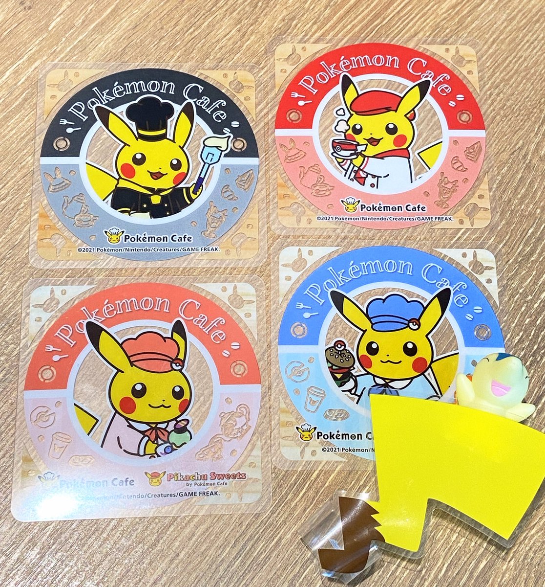 ヒノッチ 祝 ポケモンカフェ3周年 今日から新しくなったランチョンマット ドリンクコースターが最強にきゃわ まさかまさかのラインナップ オールピカチュウです ポケモンカフェ ピカチュウスイーツ