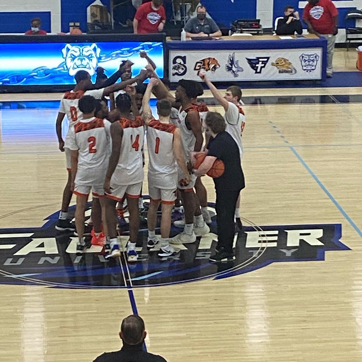 ClassAKAl_Lady's tweet photo. TOUGH loss for the boys, but thankful we could be there to support! 🙏🏾#HisNumber1Fan❤️ #SportsMom💪🏽 #GCTigers🐅 #Bishop🧡🖤 #24🏀 @rashad___23 https://t.co/nMk6UQlExx