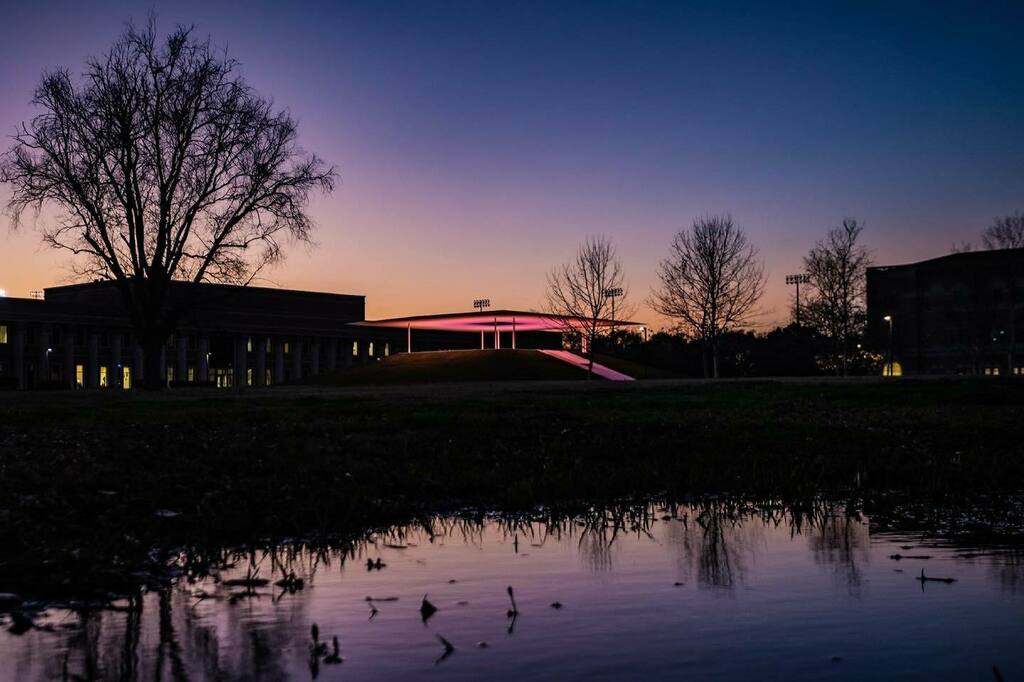Fitlow's tweet photo. Hope everyone is having a beautiful evening. #riceuniversity #goldenhour #fujifilm #fujilove #universityphotographer #houston #houstonphotographer #houstonproud #sunset #beutifulnight #jamesturrell #skyspace https://t.co/0ZS4KrqGF9 https://t.co/53HTeaheyC