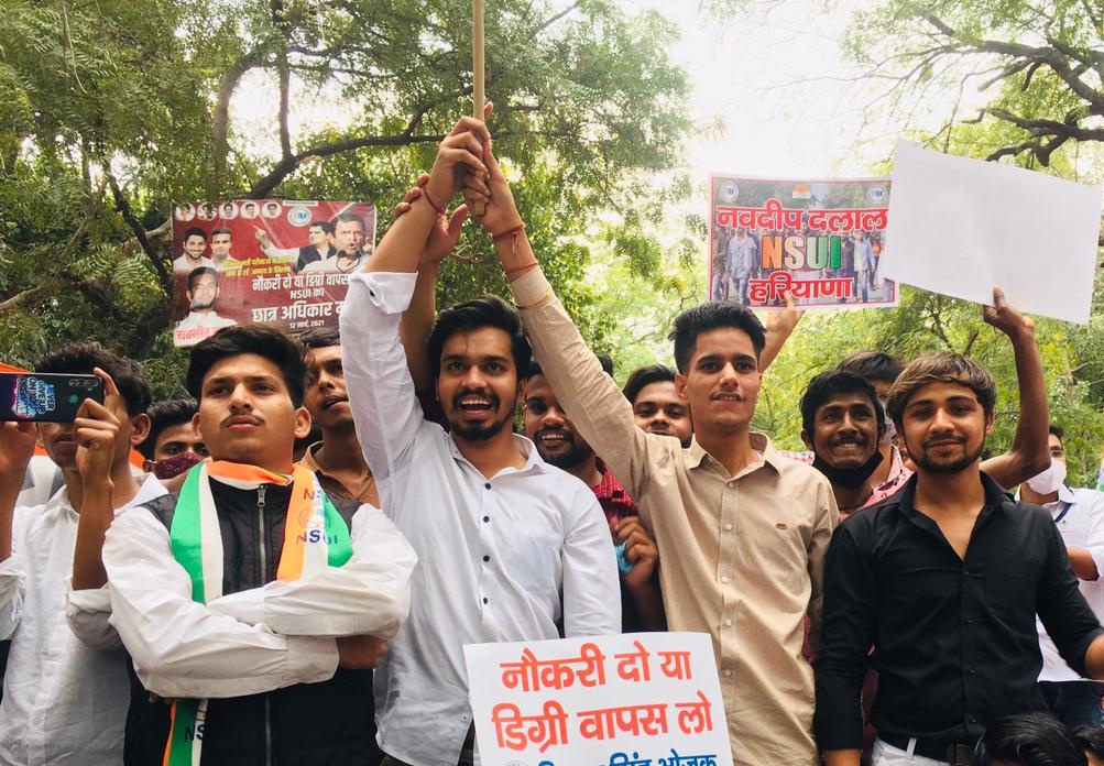 Parveenrao99963's tweet photo. आज @nsui के आहृवान पर संसद घेराव आंदोलन मै भाग लिया और छात्रों की आवाज को बुलंद किया।मोदी सरकार की #नौकरी_खत्म_करो के एजेंडे को पछाड़ने के लिए @nsui और @NSUIHaryana के साथ-साथ देश के सभी युवा मिलकर विरोध करेंगे।
#Students_Unity_Longlive
@Neerajkundan @varunchoudhary2 https://t.co/dsifQPr5iS