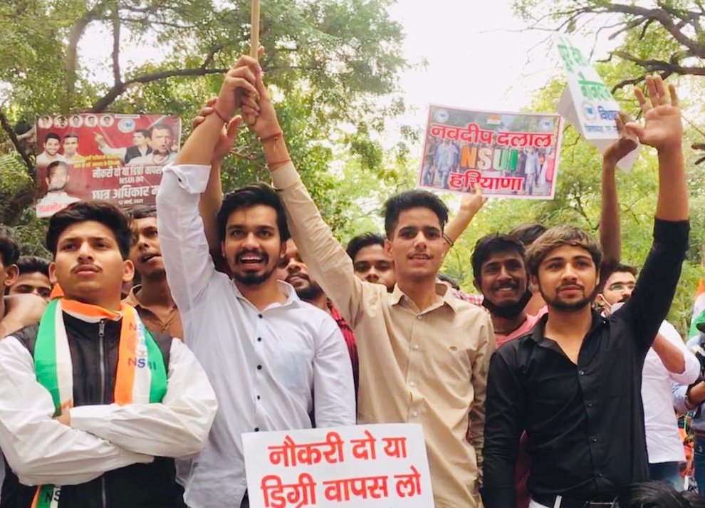 Parveenrao99963's tweet photo. आज @nsui के आहृवान पर संसद घेराव आंदोलन मै भाग लिया और छात्रों की आवाज को बुलंद किया।मोदी सरकार की #नौकरी_खत्म_करो के एजेंडे को पछाड़ने के लिए @nsui और @NSUIHaryana के साथ-साथ देश के सभी युवा मिलकर विरोध करेंगे।
#Students_Unity_Longlive
@Neerajkundan @varunchoudhary2 https://t.co/dsifQPr5iS