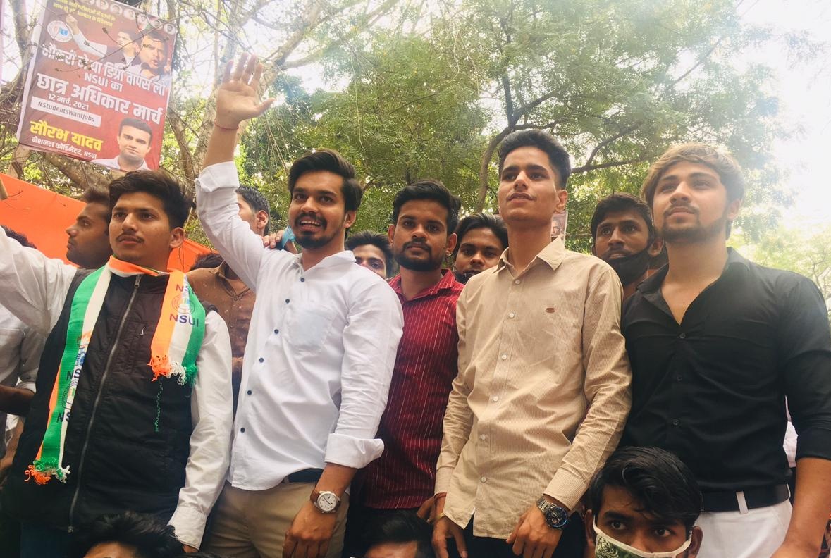 Parveenrao99963's tweet photo. आज @nsui के आहृवान पर संसद घेराव आंदोलन मै भाग लिया और छात्रों की आवाज को बुलंद किया।मोदी सरकार की #नौकरी_खत्म_करो के एजेंडे को पछाड़ने के लिए @nsui और @NSUIHaryana के साथ-साथ देश के सभी युवा मिलकर विरोध करेंगे।
#Students_Unity_Longlive
@Neerajkundan @varunchoudhary2 https://t.co/dsifQPr5iS