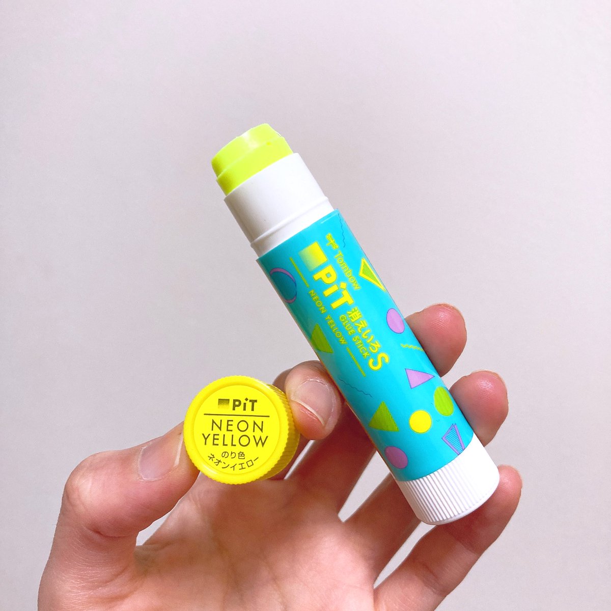 teteskn's tweet photo. 消えいろピットの新商品！！
のり部分がネオンイエローになっています。近頃イエロー系にハマりつつあるのですぐさま購入♪
全5種類のパッケージデザインがあり、こちらは数量限定のリミテッドブルーです🐬🍋💜
＃消えいろピット
＃ネオンイエロー https://t.co/AzuBmeno9F