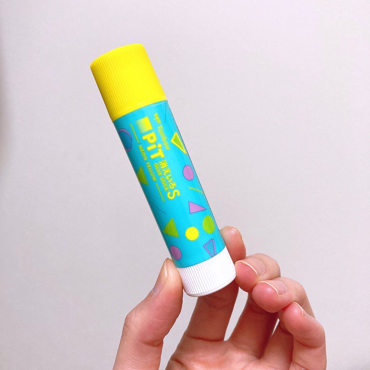 teteskn's tweet photo. 消えいろピットの新商品！！
のり部分がネオンイエローになっています。近頃イエロー系にハマりつつあるのですぐさま購入♪
全5種類のパッケージデザインがあり、こちらは数量限定のリミテッドブルーです🐬🍋💜
＃消えいろピット
＃ネオンイエロー https://t.co/AzuBmeno9F