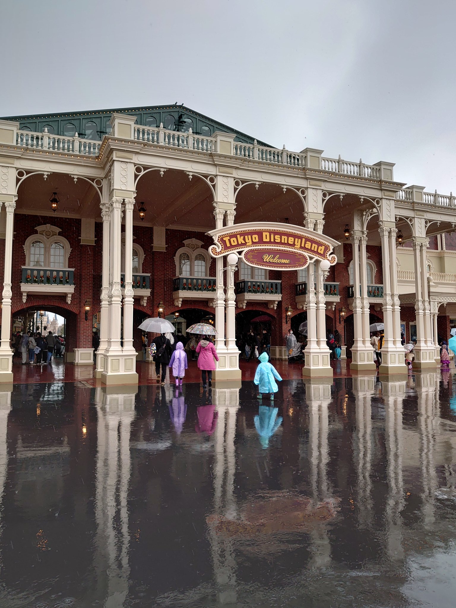 画像 ディズニー 雨やばいけどアトラクションスカスカで乗り放題 T Co Fyqpydfj90 まとめダネ