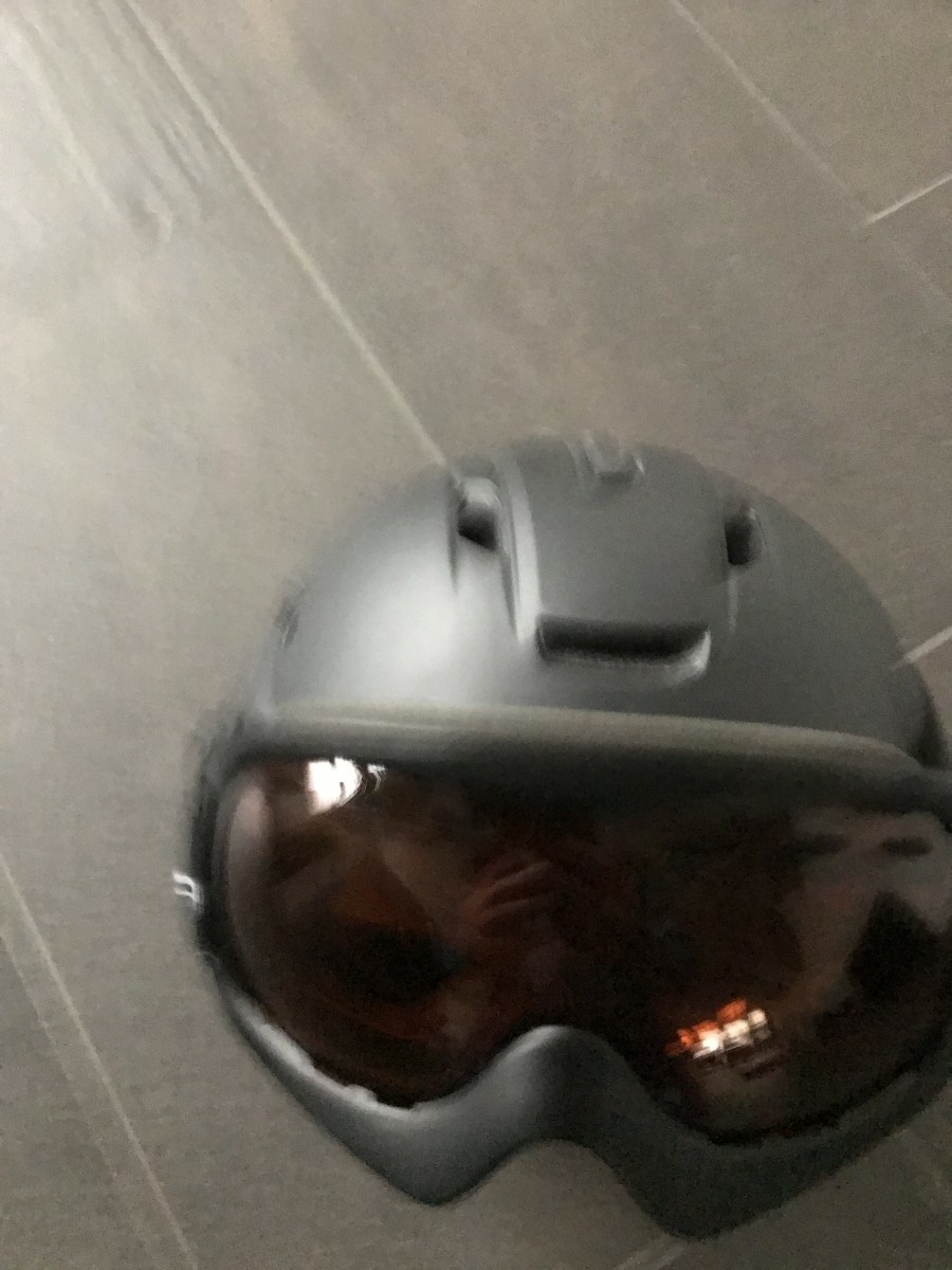 Skihelm + bril: Reageren of meer informatie? Klik hier 👉 Skihelm maat XL Kleur mat zwart incl. bijpassende bril koopplein.nl/coevorden/2379… <<< info in de link.