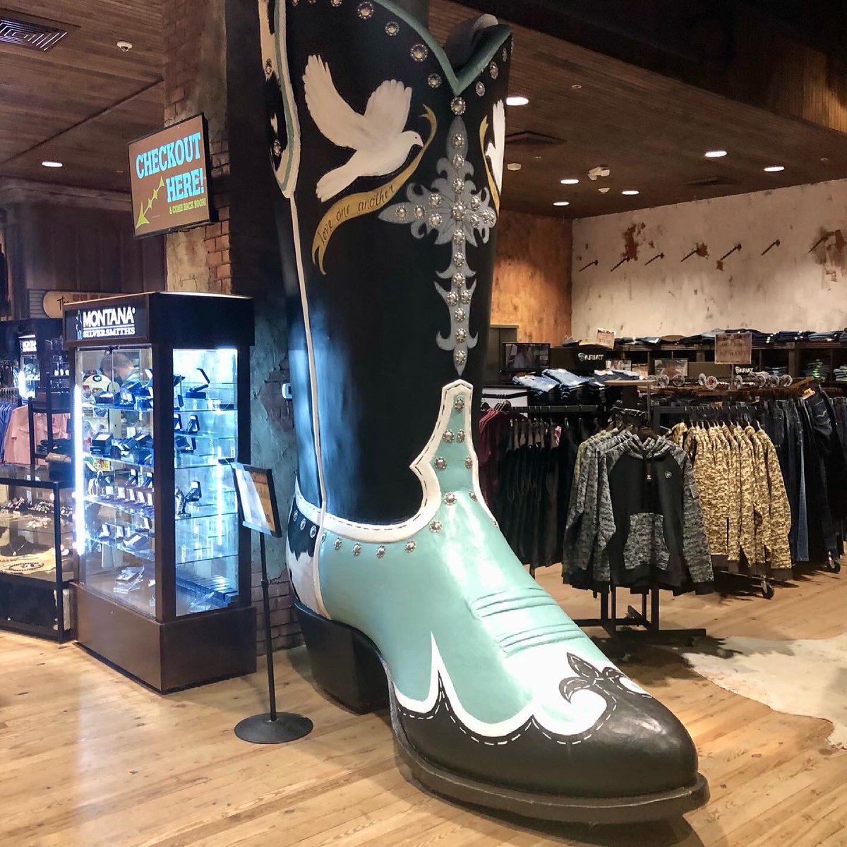 thebrettman5's tweet photo. #TheBigBoot looks so good. It was good to see my friends at @StagesWest again tonight. https://t.co/Eabzu3ID0O