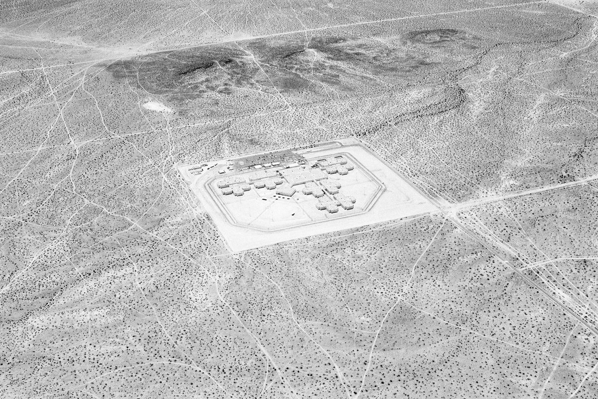 WIRED's tweet photo. When California City was founded, it was intended to rival LA in importance. That didn't quite work out. Now, it's California's third-largest city based on its geographic size with a population under 15k. This is a ghost metropolis: https://t.co/k70MR1GGdT
📸: Noritaka Minami https://t.co/q89wwzjTnI