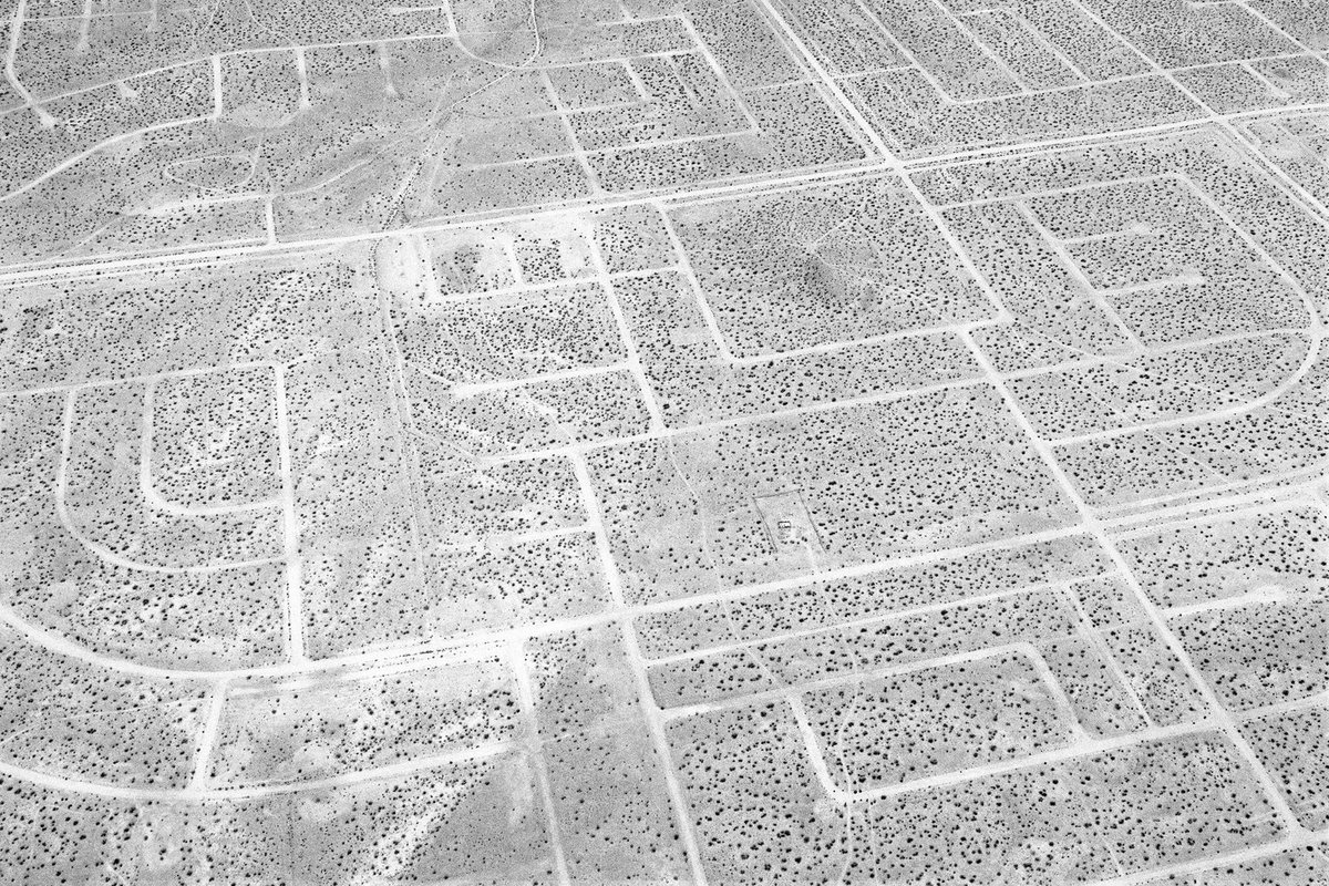 WIRED's tweet photo. When California City was founded, it was intended to rival LA in importance. That didn't quite work out. Now, it's California's third-largest city based on its geographic size with a population under 15k. This is a ghost metropolis: https://t.co/k70MR1GGdT
📸: Noritaka Minami https://t.co/q89wwzjTnI