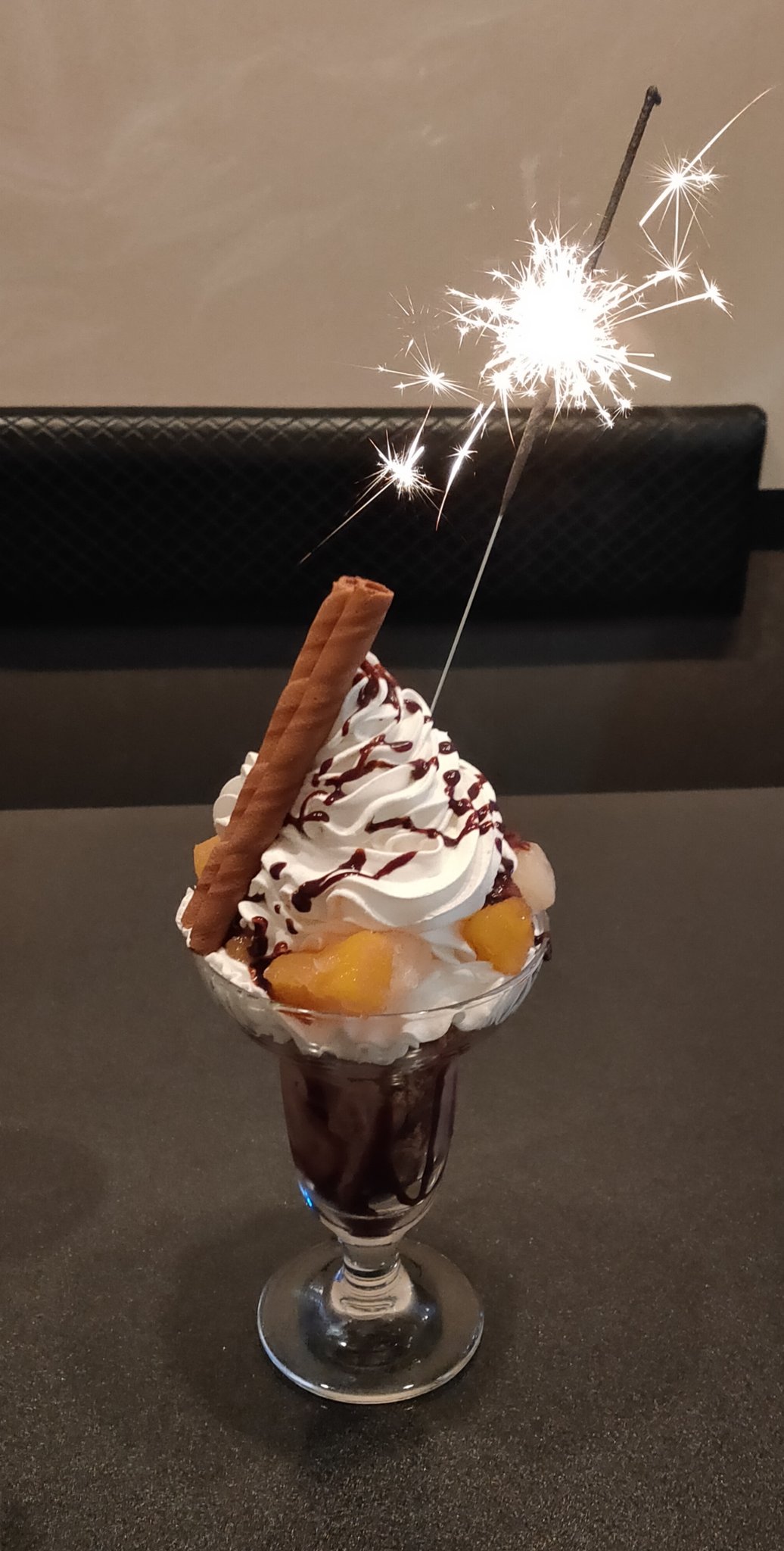 ヒイロ ケイ 今月 誕生日なんですけど カラオケ館 からチョコレートパフェの バースデークーポン が配られていて 初めて利用したら なんと こんなサプライズが これ食べた後に Nana の録音再開します カラオケ館 さま