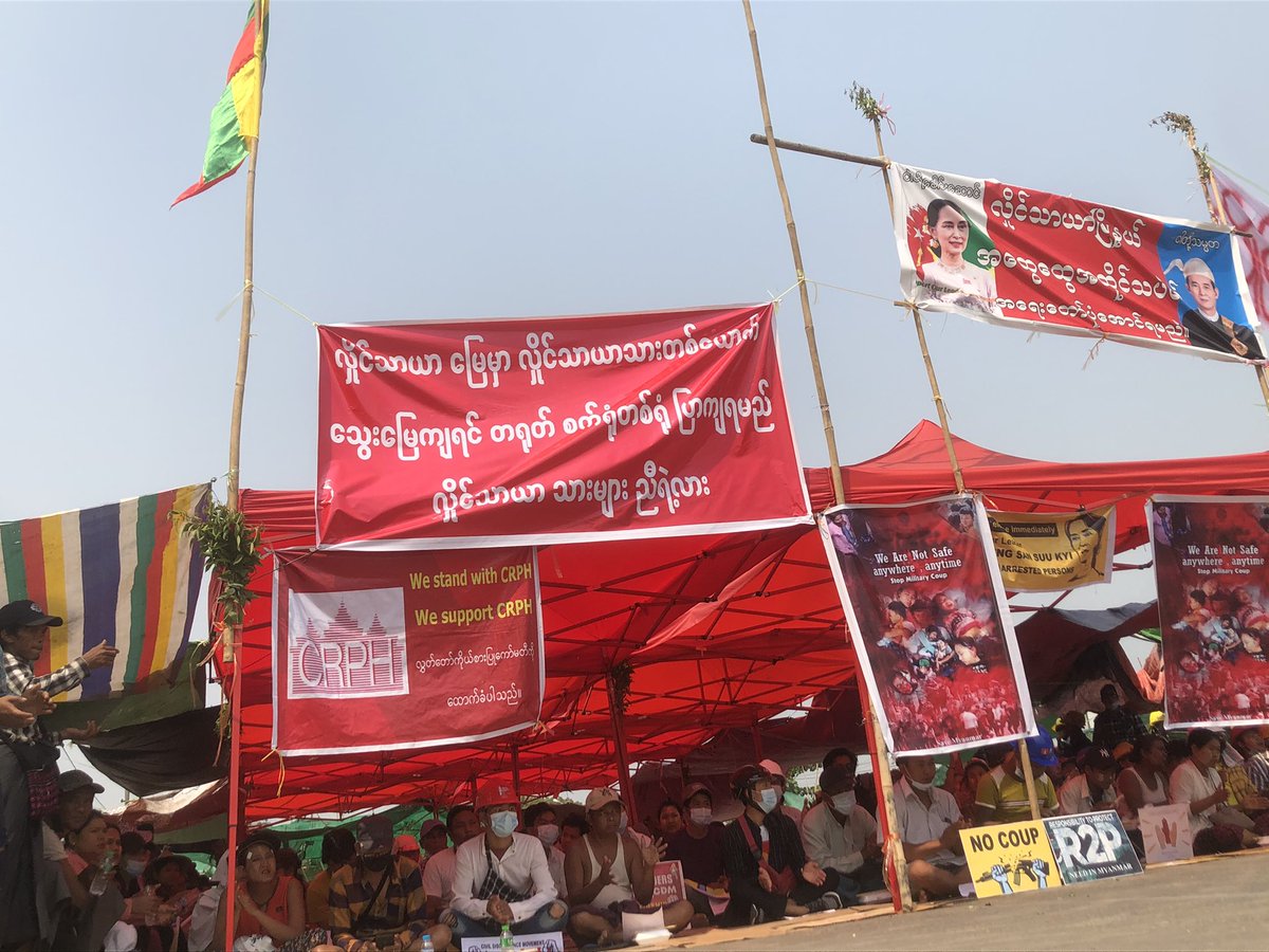 The red banner reading “ If one of our Hlaing Thar Yar people die, we will burn down one Chinese-owned factory” is being raised at a anti-coup protest site.
#WhatsHappeningInMyanmar 
#MilkTeaAllianceMyanmar 
#AgainstMilitaryCoup 
#AgainstChina