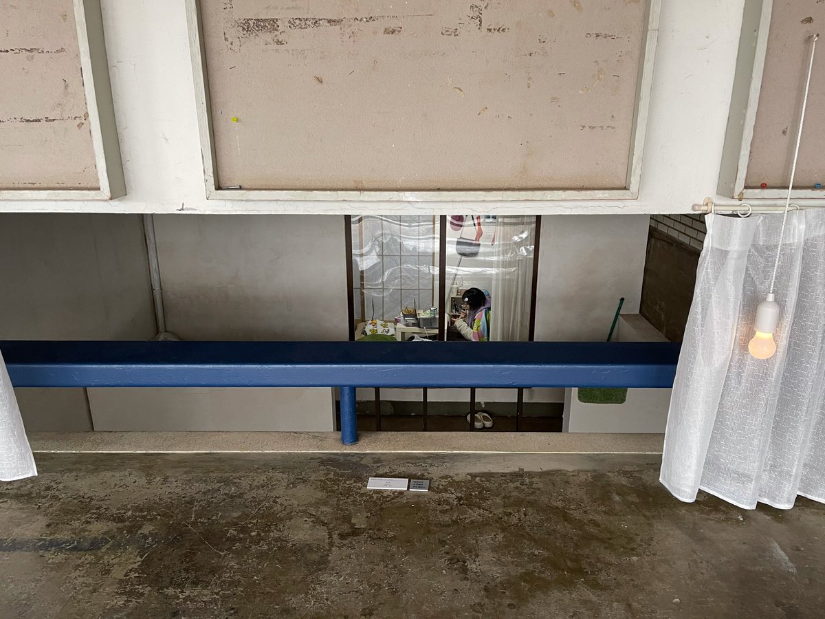 青木弘司 今日は武蔵美で卒制の審査 講評会に参加 この作品は 階段の踊り場と壁の間の隙間からのみ見える場所を見つけ そこに自室を作り 怠惰に過ごす様子を観察させるというもの 作品名は 覗き見