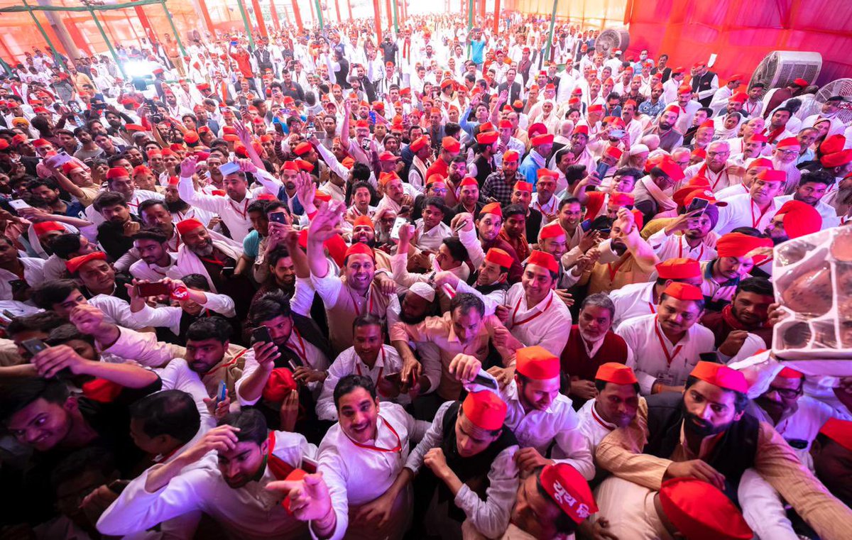 yadavakhilesh's tweet photo. मुरादाबाद में कल 

#नयी_हवा_है_नयी_सपा_है
#बड़ों_का_हाथ_युवा_का_साथ https://t.co/5ZRqFrZ8yw
