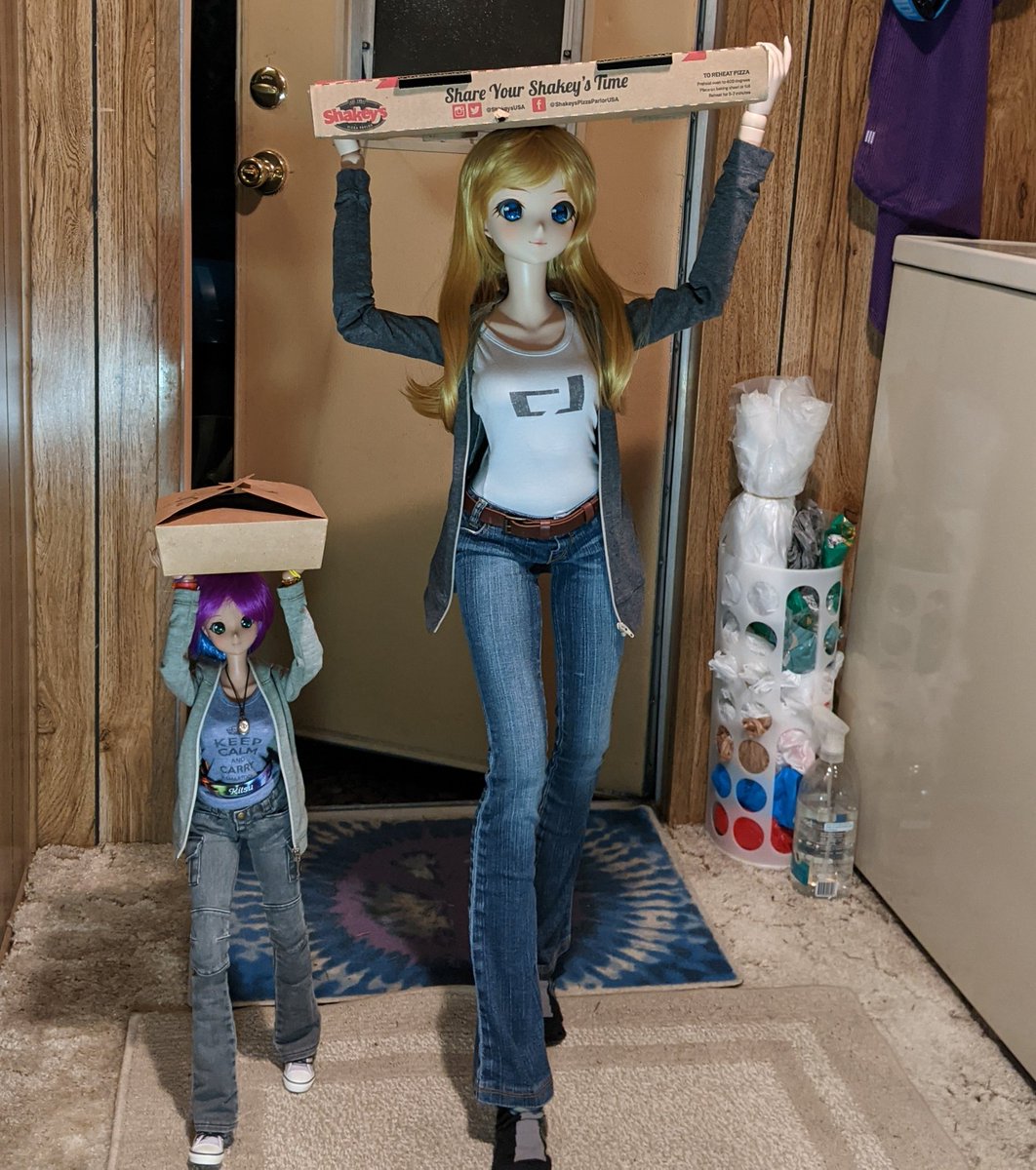 While I should've hid my car keys better.. They did redeem themselves! 'Oh Kitsu.. And Gliss!' 😅👍🍕 #Kitsu #Gliss #SmartDoll #BJD #SmDplus #Glissando #mannequin #actionfigure #cunningplan #mischief #roadtrip #PizzaRun #mojos #ShakeysPizza #PizzaNight #cabinfever
