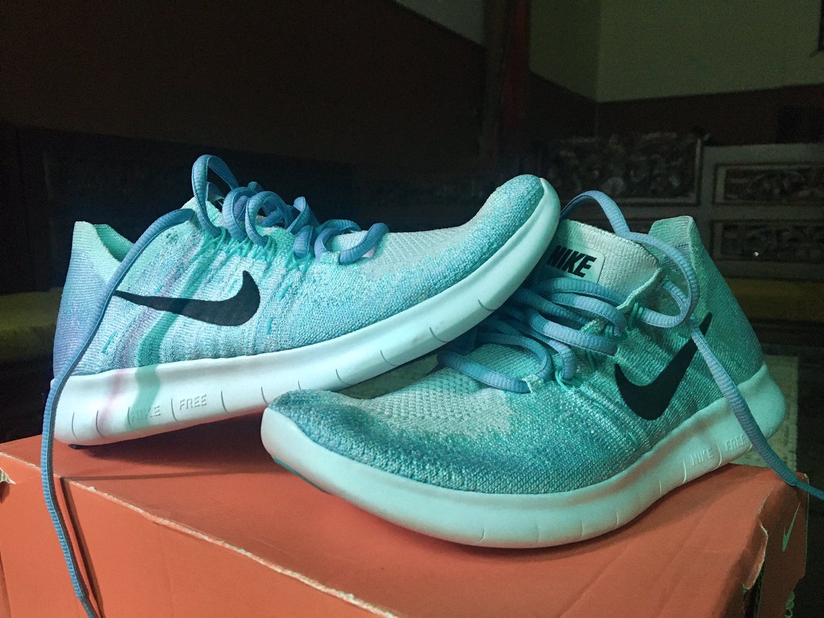 AzizSan44's tweet photo. Karena gagal buat kado bulan kemaren, akhirnya dipakai buat ke kondangan juga sama ojob 😂
#NikeFreeRunFlyknit #FlyknitNation https://t.co/Ggm5nNe8IK