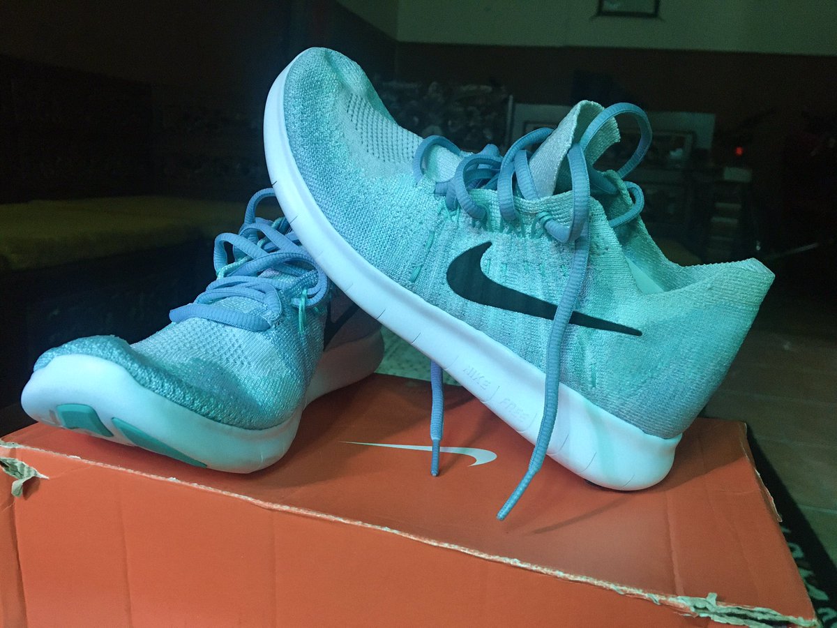 AzizSan44's tweet photo. Karena gagal buat kado bulan kemaren, akhirnya dipakai buat ke kondangan juga sama ojob 😂
#NikeFreeRunFlyknit #FlyknitNation https://t.co/Ggm5nNe8IK