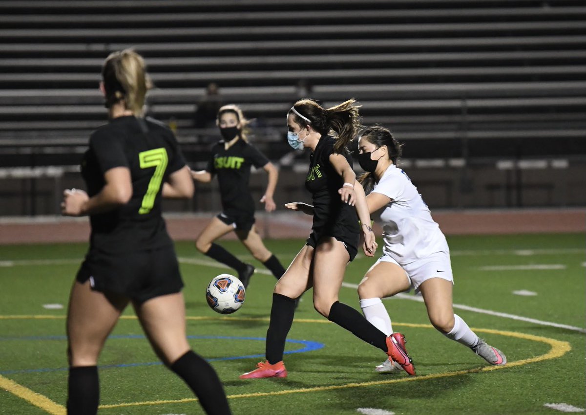 CandidEyePhoto's tweet photo. Maddy Koleno (4) scored at 16:10 in the 2H to put Jesuit up 2-0 | #JesuitCrusaders vs #GrantGenerals @JesuitHighPDX @TheSaderNation @hssports_olive @SBLiveOR #GoSaders #SaderNation (📷©️https://t.co/4EfRFELCrM) https://t.co/Dfgahtkr47