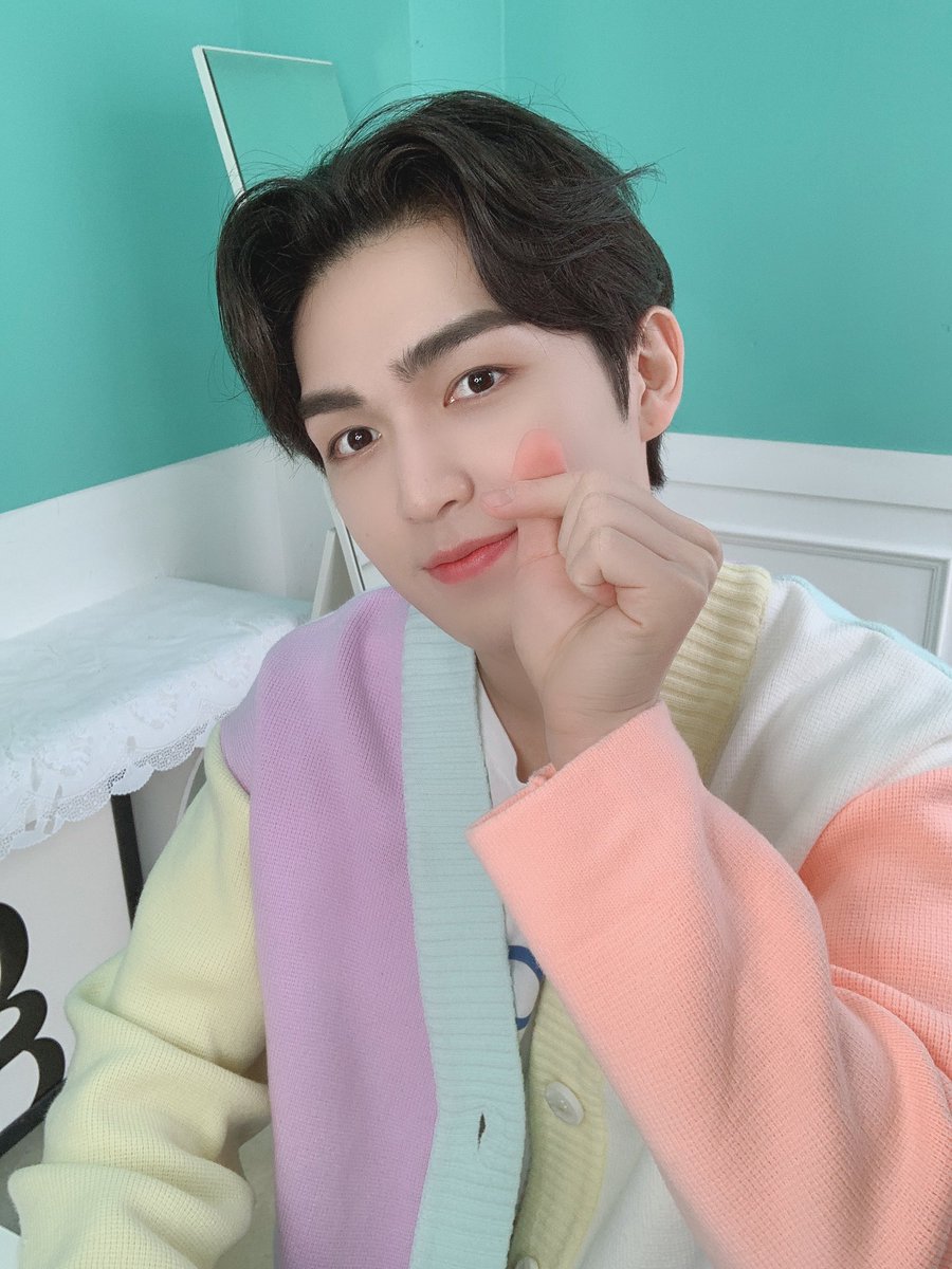 UP10TION's tweet photo. 한규진 오늘 완전 인간 솜사탕 *+:꒰◍•ᴗ•◍꒱:+*
휴먼코튼캔디마카롱소프트아이스크림이 아닐리 없다 😂

#업텐션 #UP10TION #규진 #GYUJIN #밋앤콜 https://t.co/khYpzklHPN