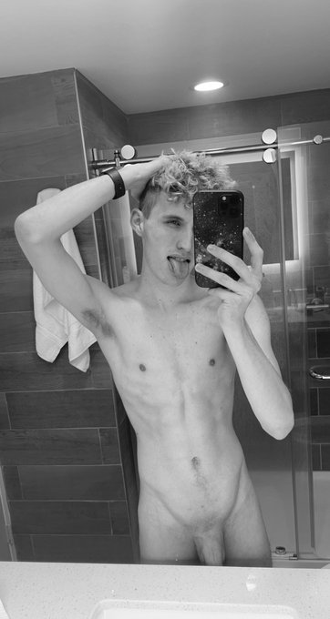 Join me in the shower? 🚿 https://t.co/eczSkwHKYA<a href="/tag/goodbye2019"class="tags"><span>#goodbye2019</span></a>