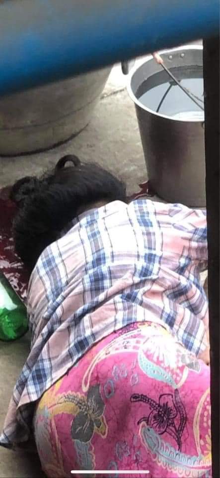 Hamadaheather's tweet photo. Tw // sensitive content 
Happening Now: Junta terrorists headshots a woman in 41x 89 Mandalay.

TOWARD FEDERAL UNION
@shafiur @DrSasa22222 @freya_cole @cape_diamond @RapporteurUn @ASEAN @DeptofDefense @UN_Women @NATO @UN @UNHumanRights 
#WhatsHappeningInMyanmar  #Mar13Coup https://t.co/uEgVNYTTto