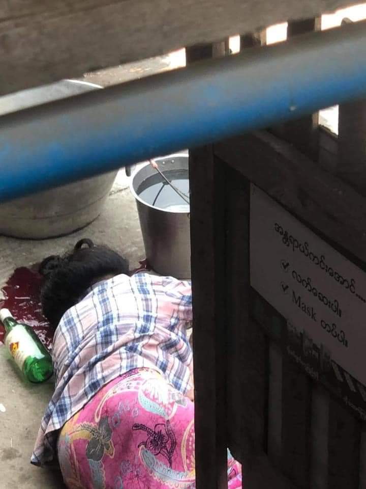 Hamadaheather's tweet photo. Tw // sensitive content 
Happening Now: Junta terrorists headshots a woman in 41x 89 Mandalay.

TOWARD FEDERAL UNION
@shafiur @DrSasa22222 @freya_cole @cape_diamond @RapporteurUn @ASEAN @DeptofDefense @UN_Women @NATO @UN @UNHumanRights 
#WhatsHappeningInMyanmar  #Mar13Coup https://t.co/uEgVNYTTto