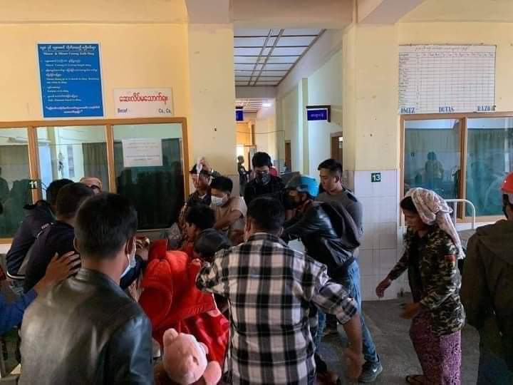 Hamadaheather's tweet photo. Hakha, Chin State ; Patients who were hospitalized at Hakha Hospital, were asked to move out by Junta Terrorists. There were critical patients who needed to be watched 24/7.

TOWARDS FEDERAL UNION 
#WhatsHappeningInMyanmar #Mar12Coup @hrw @CIJ_ICJ @WHO @RapporteurUn @Juarawee https://t.co/9rapgNUSpE