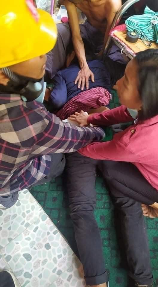 Hamadaheather's tweet photo. Tw // Blood ; Pyay , #Mar13Coup 
At least two people were injured due to the real bullets fired by Junta. The civilian who was shot at the abdomen was taken away by Junta and the other was able to escape with the help of bystanders

TOWARDS FEDERAL UNION #WhatsHappeninglnMyanmar https://t.co/0MYvF4Ojxv