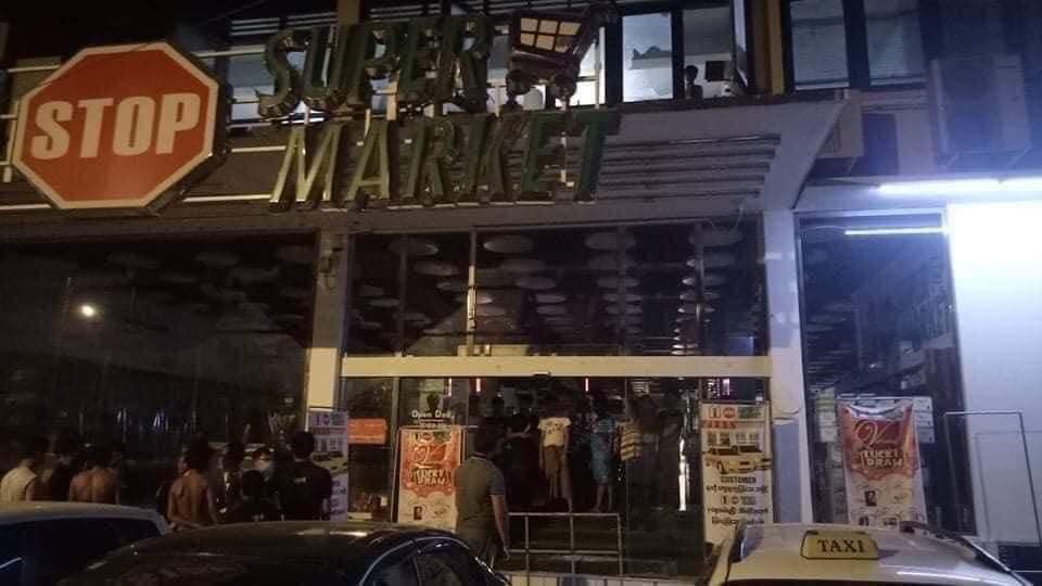 Hamadaheather's tweet photo. 39th Street, Bogyoke Market ; Junta fired bullets at a newly-opened one stop market. They also arrested civilians who were hiding behind the cars. 

TOWARDS FEDERAL UNION 
#WhatsHappeningInMyanmar #Mar13Coup @Juarawee @RapporteurUn @UN @CIJ_ICJ @UN_HRC @hrw https://t.co/lwejArwVIj