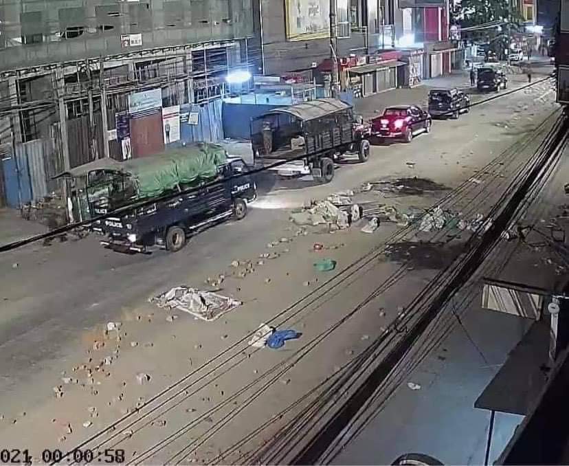 Hamadaheather's tweet photo. Tw // blood Hlaing; Junta Terrorists went to arrest NLD PM so the neighbors came to the rescue and drove them out.Due to the use of live immunition by Junta, 3 people were shot with real bullets.The 19 yro was shot to the head and in critical condition #WhatsHappeningInMyanmar https://t.co/KAL5Vllu8L