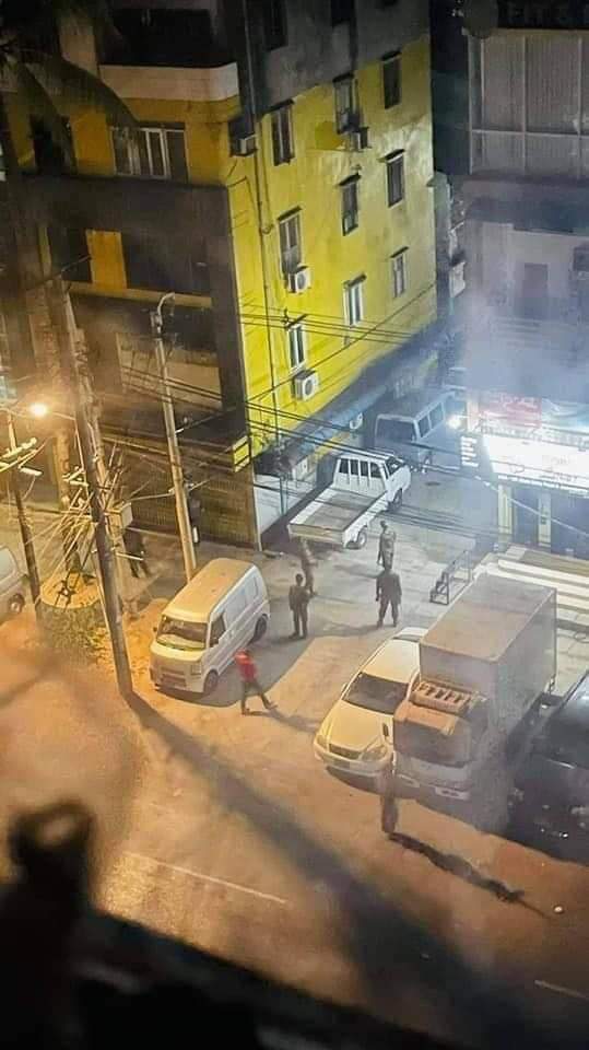 Hamadaheather's tweet photo. Tw //Blood;MingalarTaungNyunt Bloodshed,A man was brutally shot at the back with real bullets by Junta Terrorists.Junta also used slingshots to vandalize the houses. The abducted civilians were beaten into a pulp before being arrested #WhatsHappeningInMyanmar #Mar13Coup @Juarawee https://t.co/RLPbR4tRoS