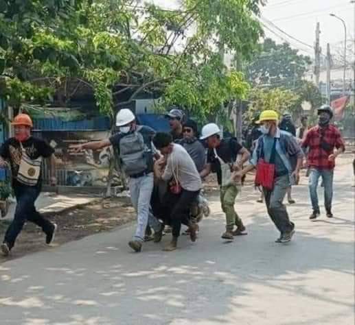 YuYuHtun14's tweet photo. Tw // loud voice 
Mandalay — at least 9 injured, 2 in critical condition, some eyewitnesses said. 
TOWARDS FEDERAL UNION
#WhatsHappeningInMyanmar  #Mar13Coup https://t.co/gqne0uX7OE