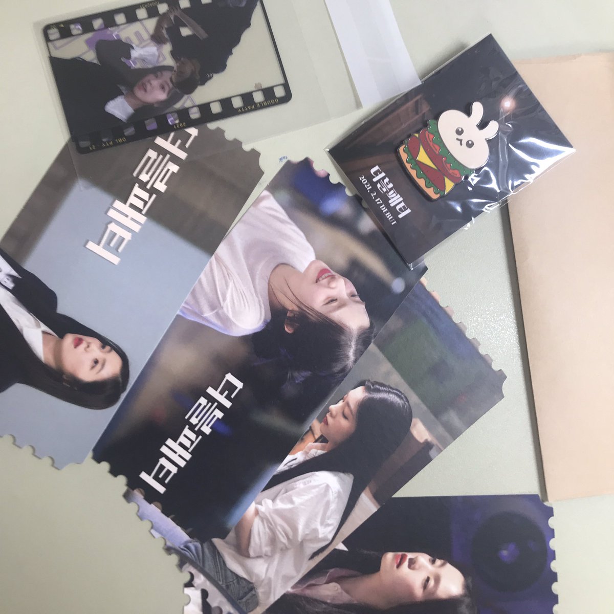 더블패티 낫단관 패키지 도착했어요 😆💖
단관이 취소되어서 아쉬웠지만 낫단관 패키지로 마음이 채워졌습니당 👍
총대님 너무 수고하셨습니다 !!
특히 토끼뱃지 너무너무 영롱하고 이뻐요 🐰🐰🐰 현지야 주현아 사랑해!!🥺
#주현아_너의_행복도_더블이길

<a href="/BJHfilmparty/">더블패티 | 현탄절</a>