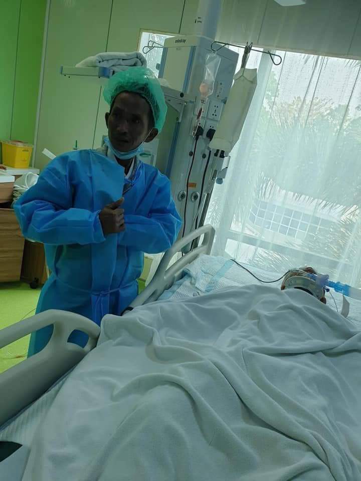 YuYuHtun14's tweet photo. Tw // graphic content  
The military terrorists raided  Hlaing Tsp and opened fire with live bullets. Three got shot in the head, thigh and arm. The one who got shot head was in critical condition.Edited- The patient has given up.
#WhatsHappeningInMyanmar
#Mar13Coup https://t.co/FazsmMWnvB