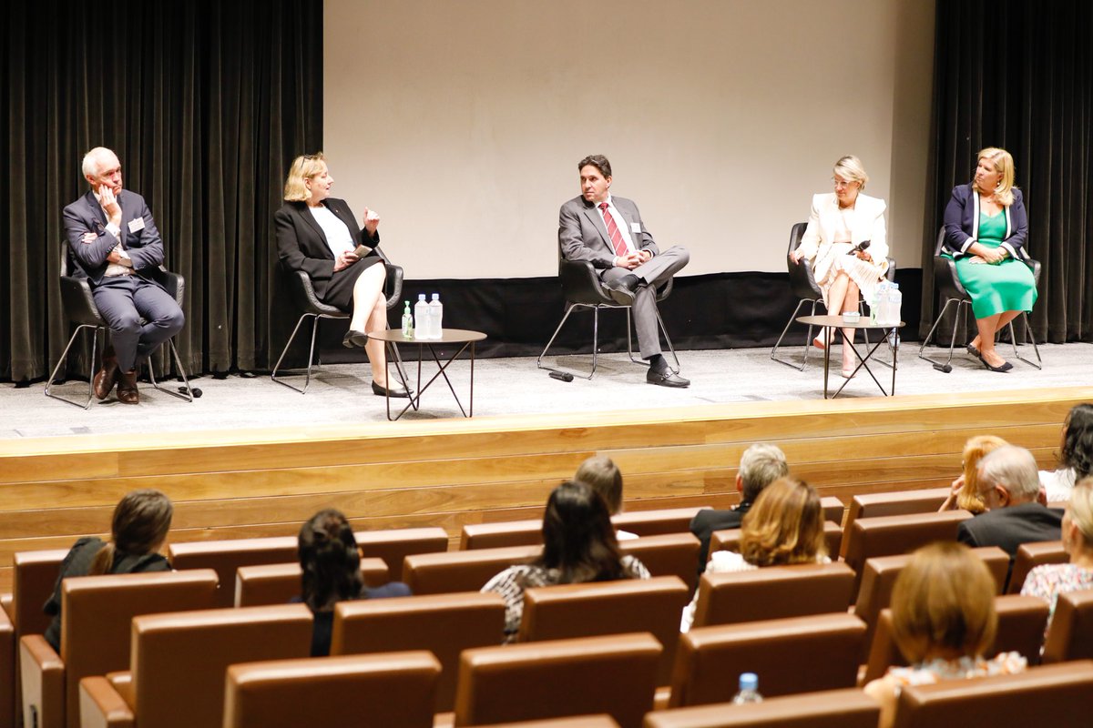 Robust discussion between ⁦<a href="/RACSurgeons/">RACSurgeons</a> <a href="/bronnietaylor/">Bronnie Taylor</a>⁩ ⁦<a href="/ElizabethKoff/">Elizabeth Koff</a>⁩ &amp; #malechampionsofchange who #choosetochallenge systemic discrimination keeping ⁦female surgeons out of ⁦<a href="/NSWHealth/">NSW Health</a>⁩. #IWD2021 #diversity improves #healthoutcomes ⁦⁦<a href="/NSWCHO/">New South Wales Chief Health Officer</a>⁩