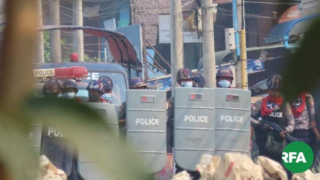 YuYuHtun14's tweet photo. Reportedly the military terrorists crackdown brutally in Dawei and one got shot!!! RFA media is still investigating the injury case!!!

TOWARDS FEDERAL UNION

#WhatsHappeningInMyanmar
#Mar13Coup https://t.co/MMWod7DXOE