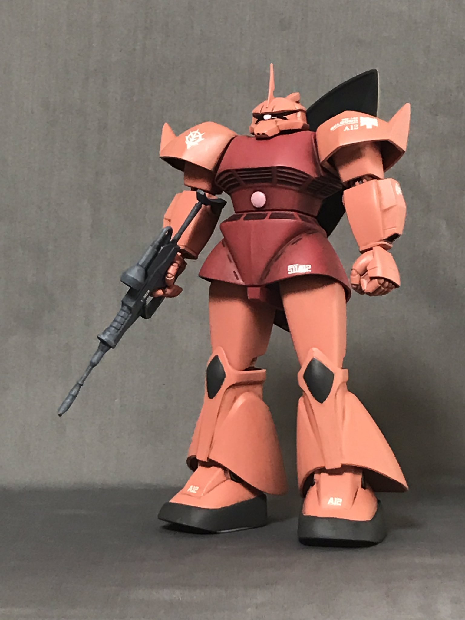 ふれでお 旧キット1 144シャア専用ゲルググ です 難物キットようやく完成 顔の幅詰め 肩の可動化 各関節のボールジョイント化 腕 太腿 足首の幅増し等 Hgucとは違う感じでこれはこれで ガンプラ 旧キット ゲルググ シャア専用 T Co