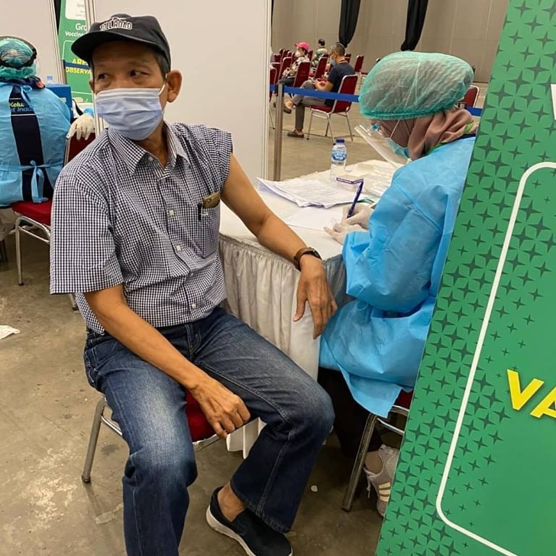 abouttng's tweet photo. Kalangan lansia di Tangerang Selatan mulai divaksinasi Covid-19 hari ini, Sabtu (13/3). Selain lansia, sejumlah pengemudi ojol &amp; pengemudi angkot turut disuntik vaksin.

"Utk vaksinasi lansia dilakukan tgl 13 sampai 14 Maret di ICE BSD," ujar Wali Kota Tangsel Airin Rachmi Diany. https://t.co/ppS4pRsB35