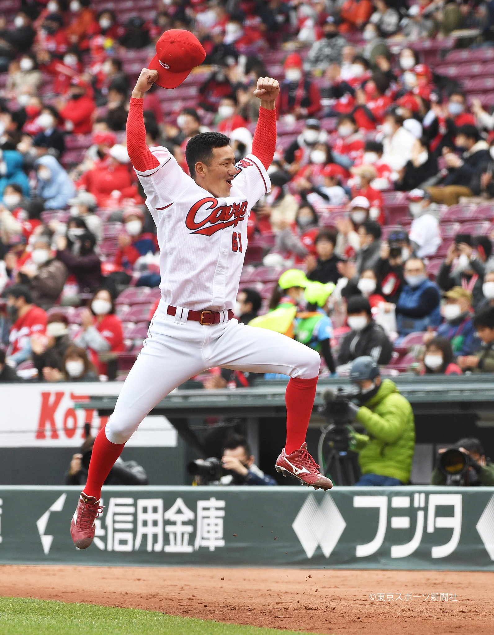 東スポ広島担当 パンチパーマ矢野選手の打席登場曲は嶋大輔の 男の勲章 Carp カープ 矢野雅哉 東スポ広島担当 パンチパーマ矢野選手の打席登場曲は嶋大輔の 男の勲章 Carp カープ 矢野雅哉