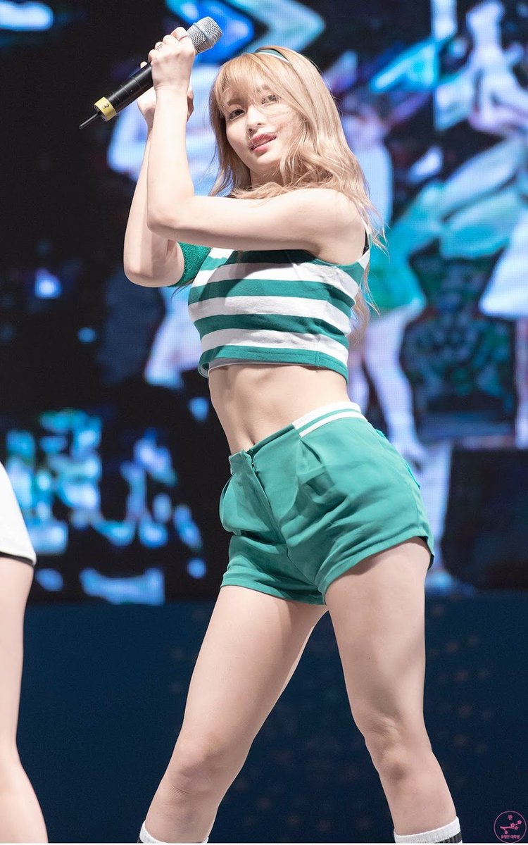 NO ONE: LITERALLY EVERYONE: *WANNA GET CRUSHED BY MOMO'S MUSCLES