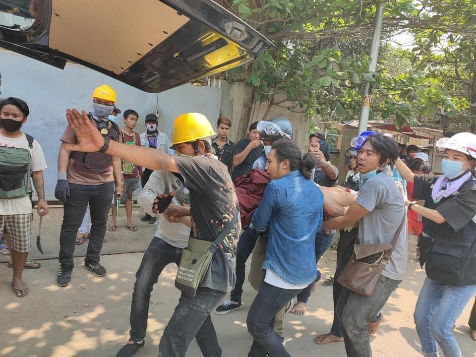 In this photo you can see protesters carrying a wounded monk in #Mandalay. Now they’re even shooting monks. Something needs to be done!!!!!!! #WhatsHappeningInMyanmar #HearTheVoiceOfMyanmar