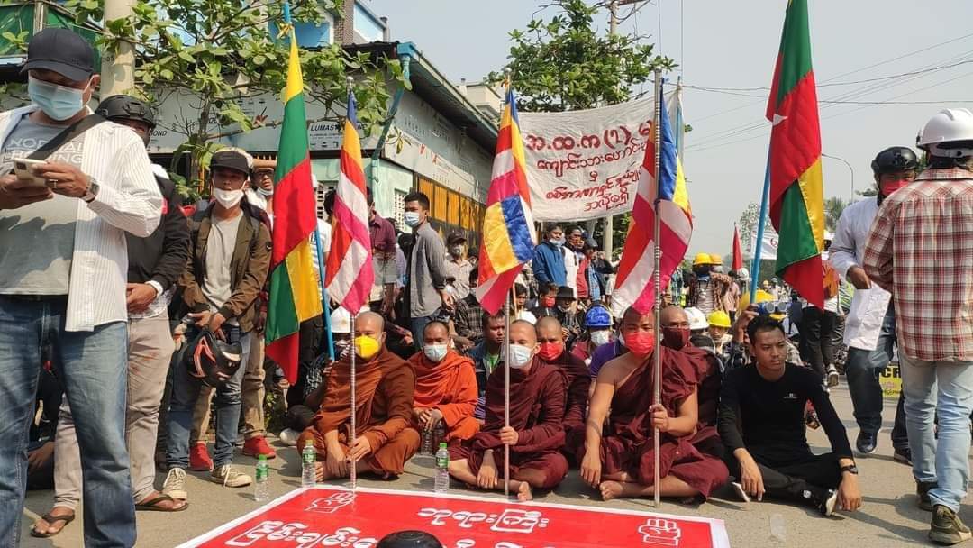 MANDALAY's sit-in strike. Police came and cracked down violently while we are dispersing.😑😑
#WhatsHappeningInMyanmar 
#Mar13Coup