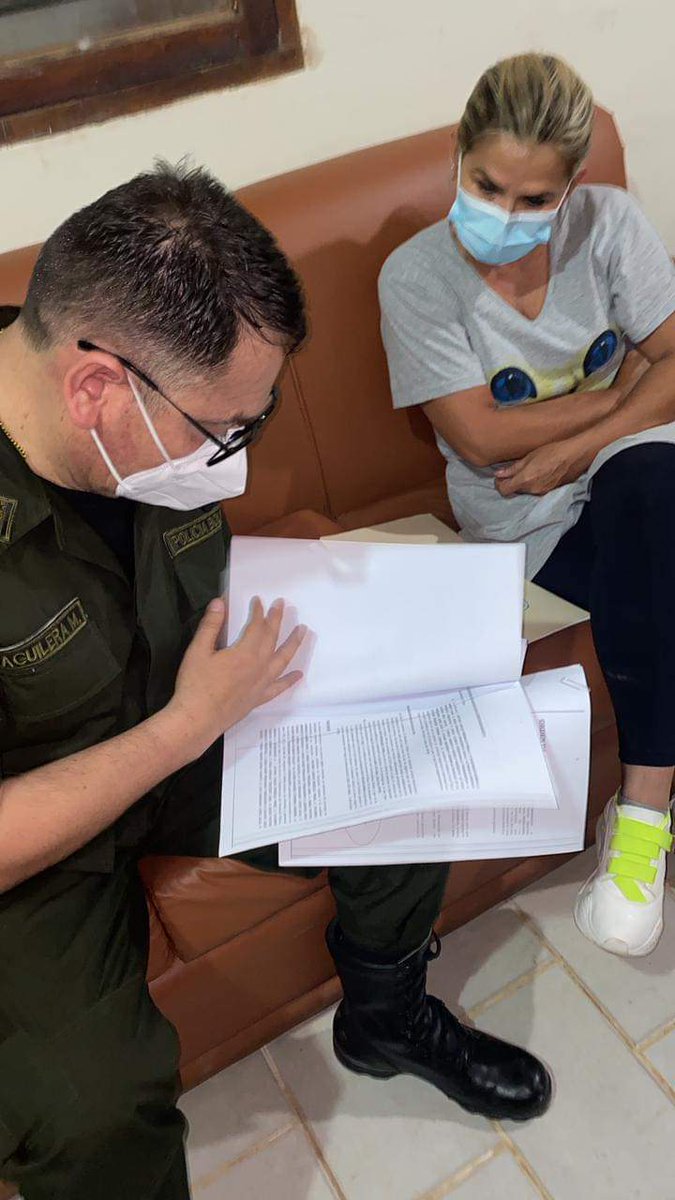 ATBDigital's tweet image. #URGENTE #JeanineÁñez llegará a #LaPaz alrededor de las 3:15 y será presentada por el ministro de Gobierno, Eduardo del Castillo.
(Noticia en proceso)
#ATBDigital
atb.com.bo