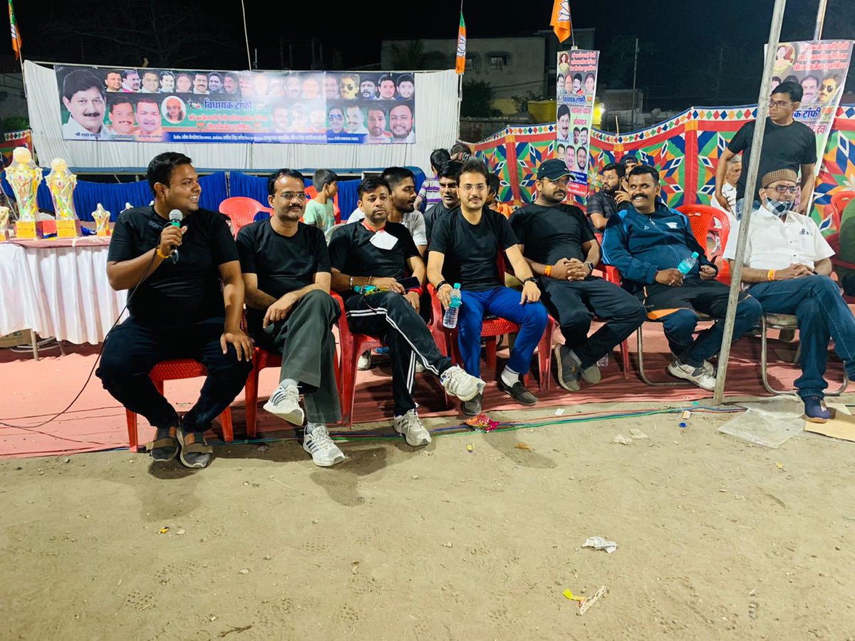 PratikSinghBag2's tweet image. लोकप्रिय विधायक श्री @Ramesh_Mendola जी के नेतृत्व में आयोजित मां कनकेश्वरी देवी रात्रि कालीन टेनिस बॉल क्रिकेट टूर्नामेंट "विधायक ट्रॉफी" में पत्रकार बंधुओं से सुसज्जित #MediaMasters 11 का मैत्री मैच संपन्न हुआ जिसमें सभी पत्रकार बंधु सम्मिलित हुए !!
@BJP4MP 
@Bjp4IndoreMP