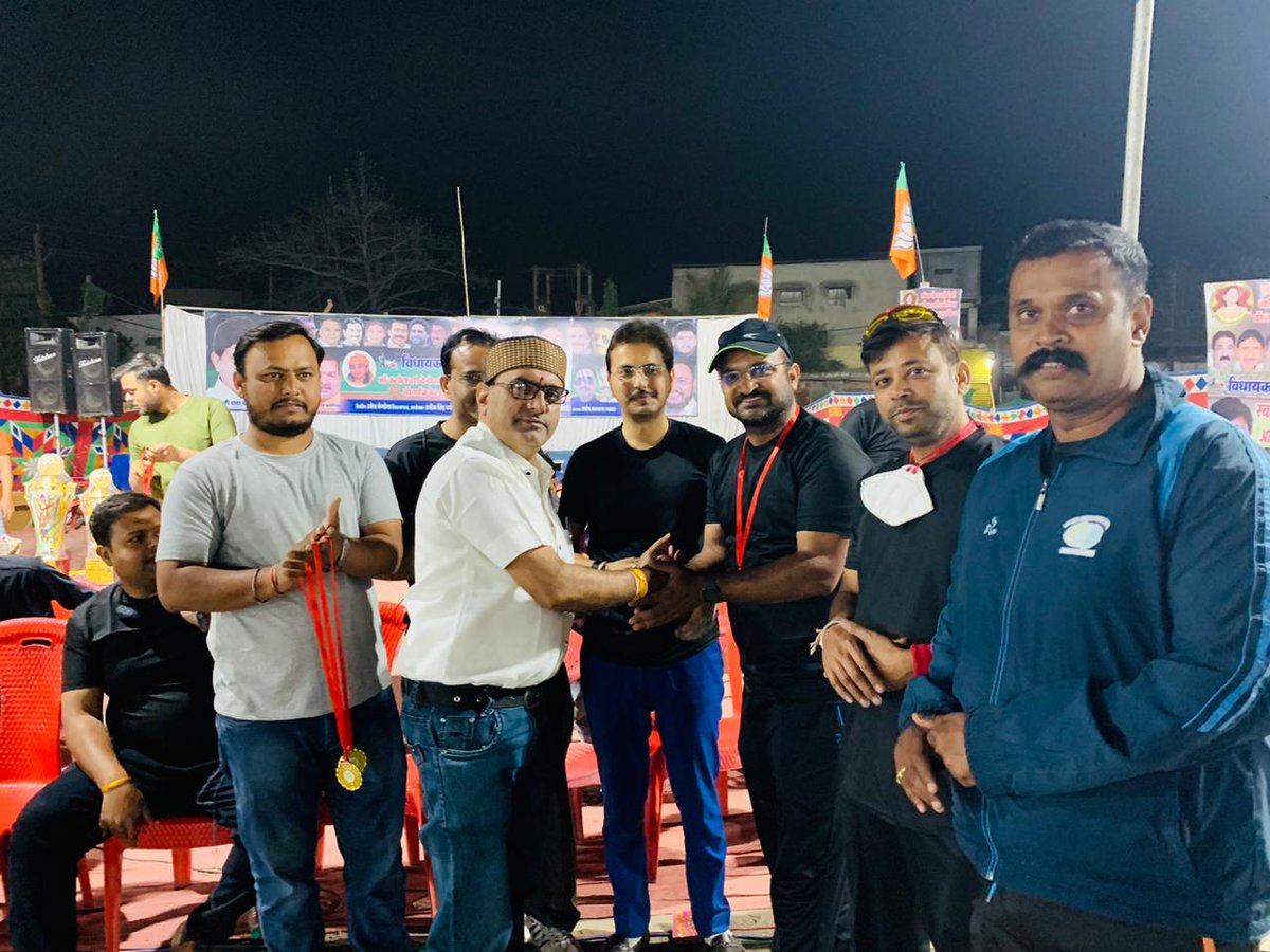 PratikSinghBag2's tweet image. लोकप्रिय विधायक श्री @Ramesh_Mendola जी के नेतृत्व में आयोजित मां कनकेश्वरी देवी रात्रि कालीन टेनिस बॉल क्रिकेट टूर्नामेंट "विधायक ट्रॉफी" में पत्रकार बंधुओं से सुसज्जित #MediaMasters 11 का मैत्री मैच संपन्न हुआ जिसमें सभी पत्रकार बंधु सम्मिलित हुए !!
@BJP4MP 
@Bjp4IndoreMP