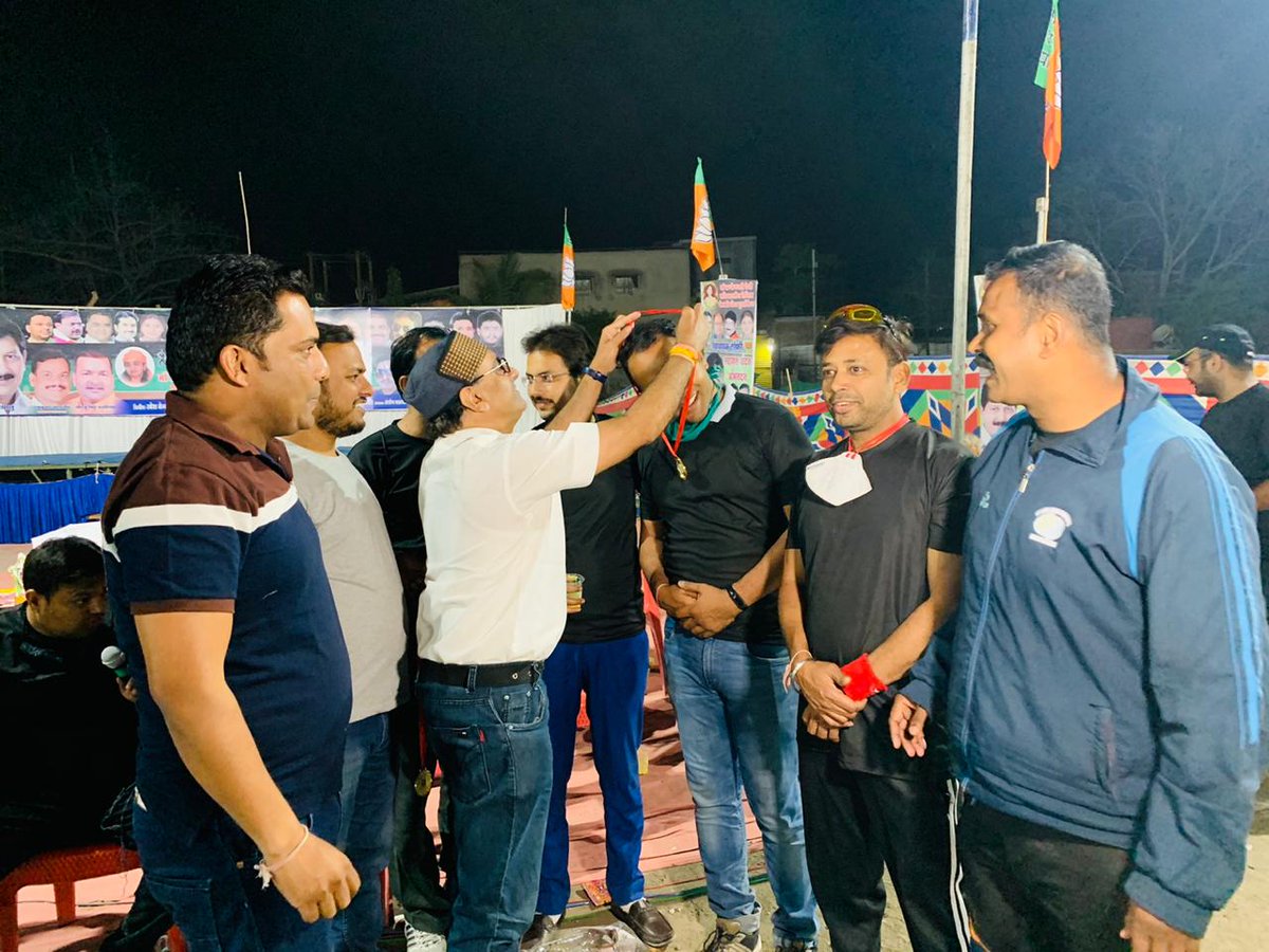 PratikSinghBag2's tweet image. लोकप्रिय विधायक श्री @Ramesh_Mendola जी के नेतृत्व में आयोजित मां कनकेश्वरी देवी रात्रि कालीन टेनिस बॉल क्रिकेट टूर्नामेंट "विधायक ट्रॉफी" में पत्रकार बंधुओं से सुसज्जित #MediaMasters 11 का मैत्री मैच संपन्न हुआ जिसमें सभी पत्रकार बंधु सम्मिलित हुए !!
@BJP4MP 
@Bjp4IndoreMP